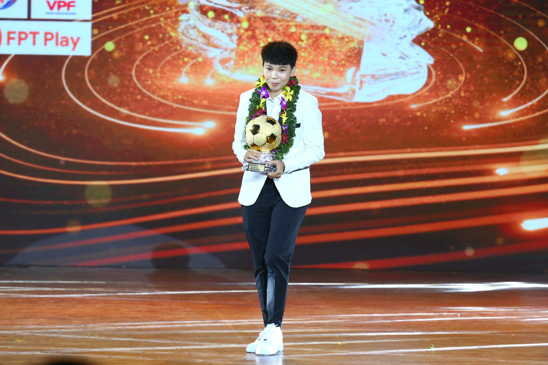 Trần Thị Kim Thanh với danh hiệu Quả bóng vàng nữ 2023 - Ảnh: QUANG THỊNH