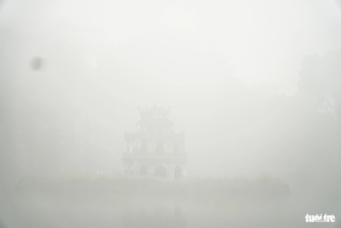 11h trưa, tháp Rùa vẫn chìm trong sương mù - Ảnh: NGUYỄN HIỀN