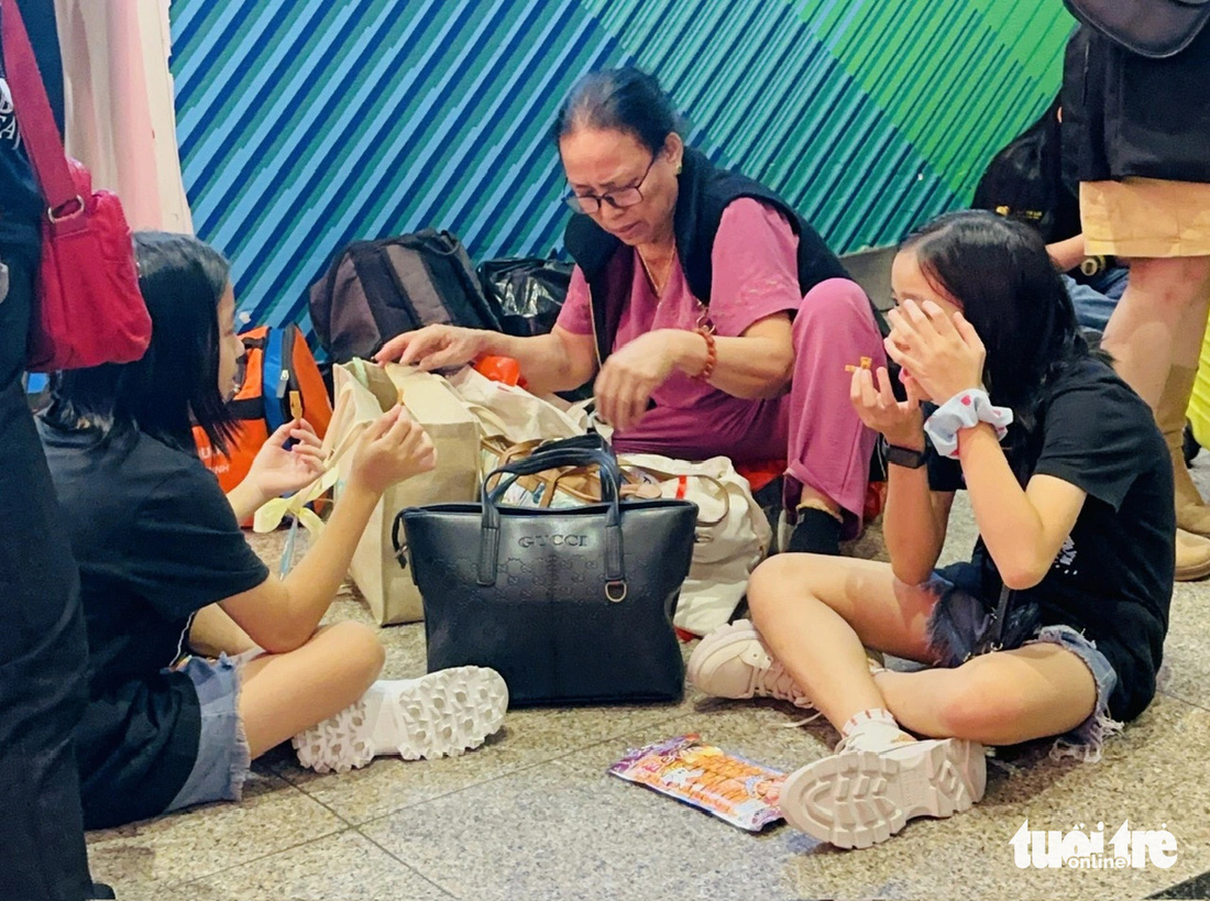 Nhiều người lớn tuổi, trẻ em khá mệt mỏi trong hành trình bay dịp Tết - Ảnh: CÔNG TRUNG