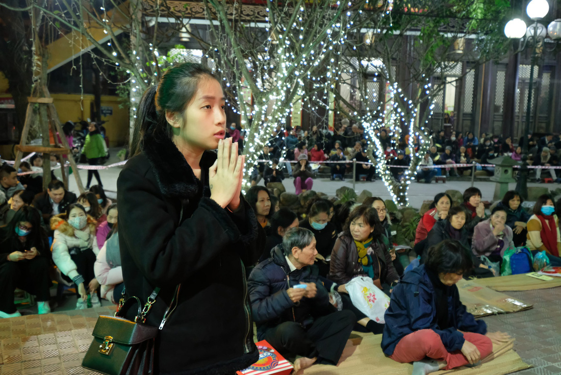 Lễ cầu an đầu năm ở chùa Phúc Khánh (Hà Nội) hiện nay đã diễn ra trật tự hơn trước rất nhiều - Ảnh: NAM TRẦN