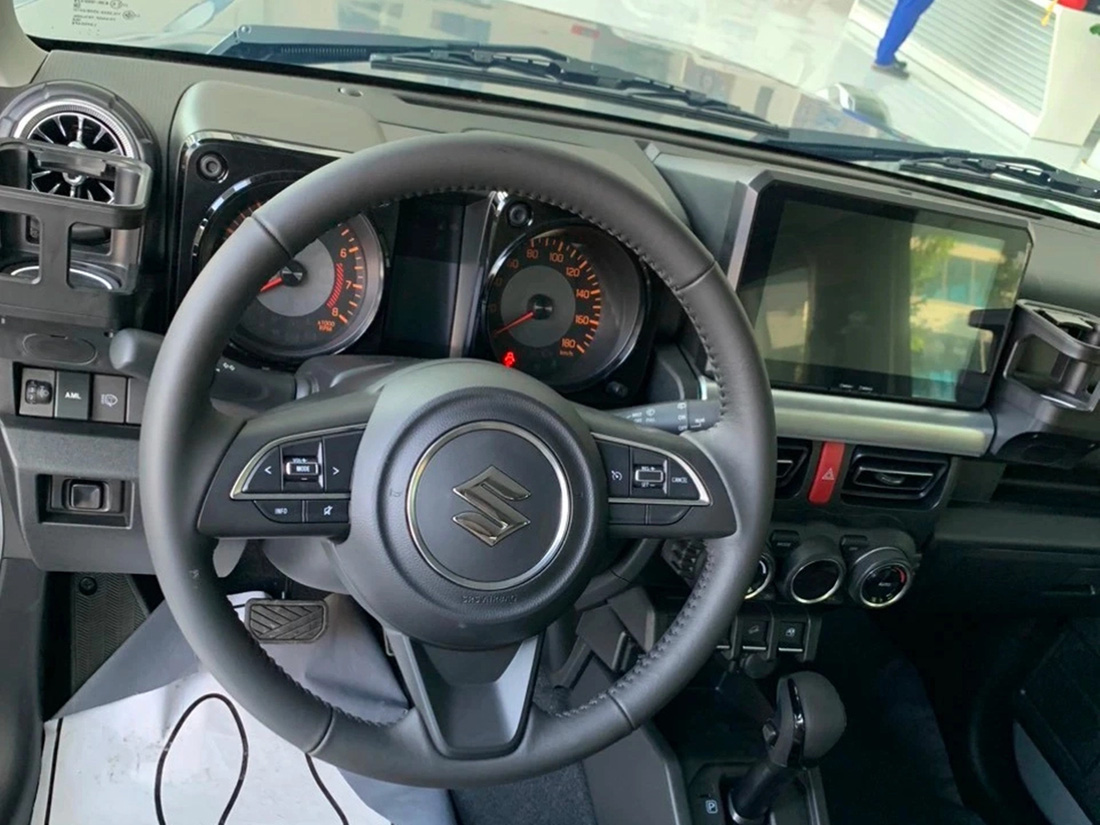 Các trang bị tiện ích trên Suzuki Jimny bản độ này nhìn chung vẫn được giữ nguyên, như màn hình giải trí cảm ứng 7 inch, tích hợp Android Auto và Apple CarPlay, hệ thống định vị vệ tinh, kết nối Bluetooth, ghế trước chỉnh tay 6 hướng, ghế sau chỉnh tay 4 hướng, điều hòa tự động một vùng...