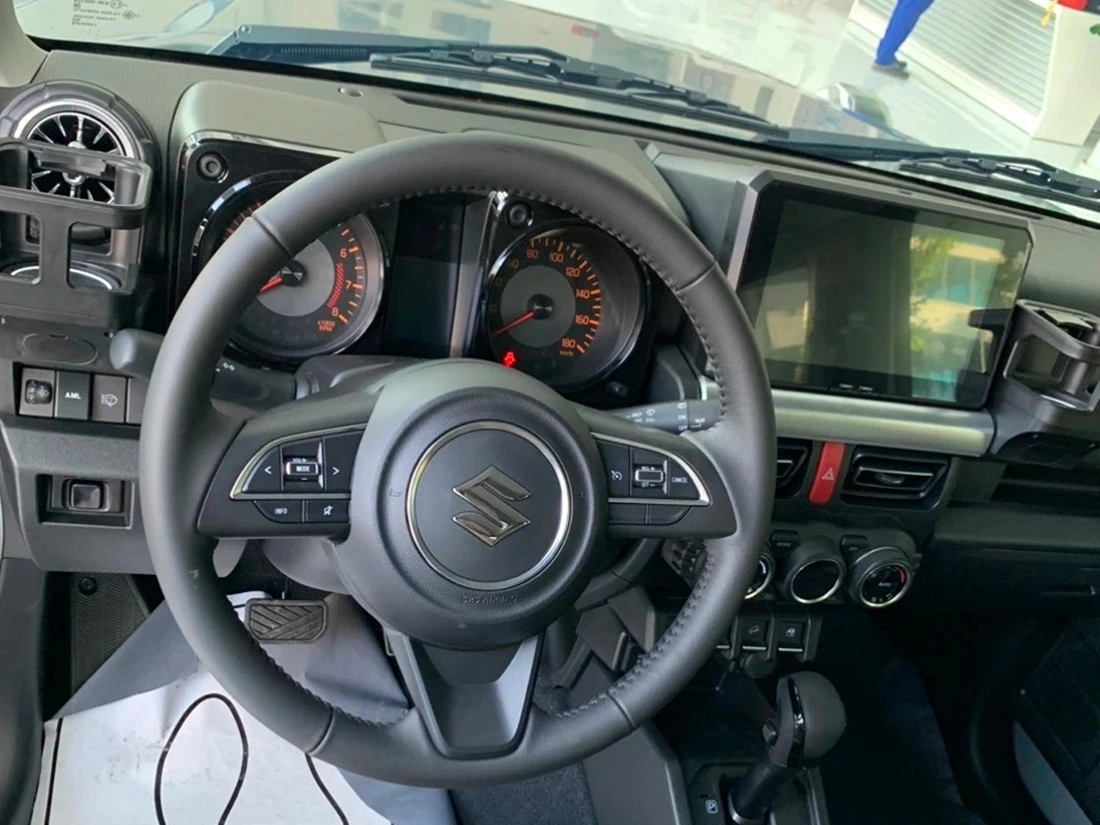 Chưa ra mắt, Suzuki Jimny có thể giao ngay trong tháng 2 nếu mua bản độ sẵn giá 999 triệu- Ảnh 6. Các trang bị tiện ích trên Suzuki Jimny bản độ này nhìn chung vẫn được giữ nguyên, như màn hình giải trí cảm ứng 7 inch, tích hợp Android Auto và Apple CarPlay, hệ thống định vị vệ tinh, kết nối Bluetooth, ghế trước chỉnh tay 6 hướng, ghế sau chỉnh tay 4 hướng, điều hòa tự động một vùng...