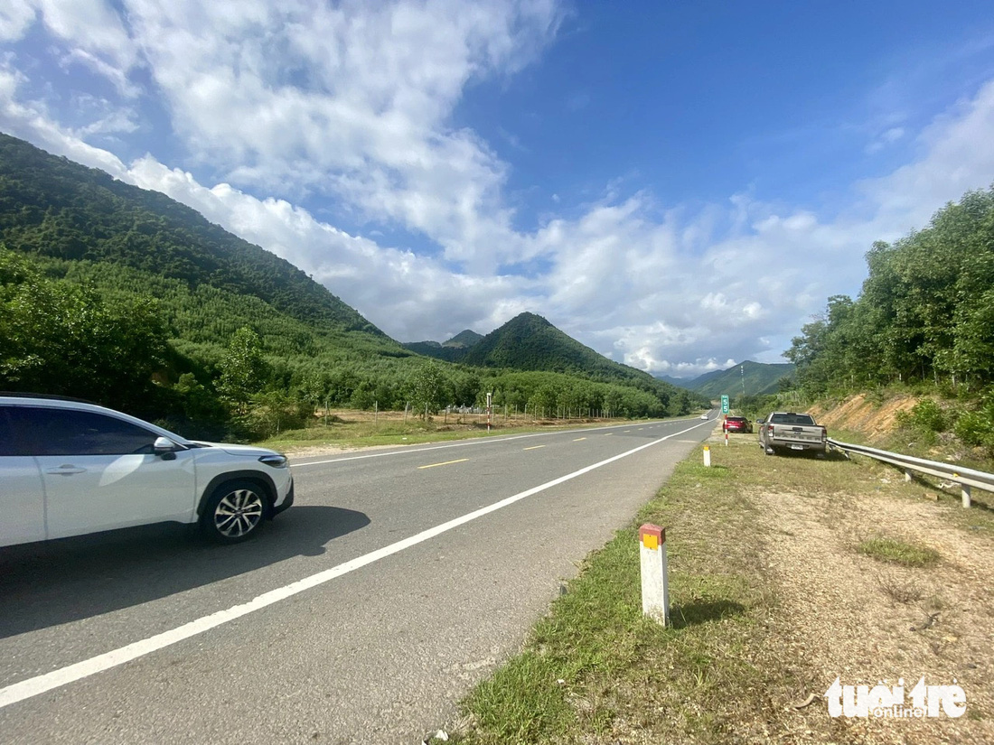 Đoạn từ Hòa Liên - La Sơn giai đoạn 1 đã đắp nền đường rất rộng, nếu được đầu tư giai đoạn 2 sẽ rút ngắn thời gian hoàn thiện - Ảnh: TRƯỜNG TRUNG