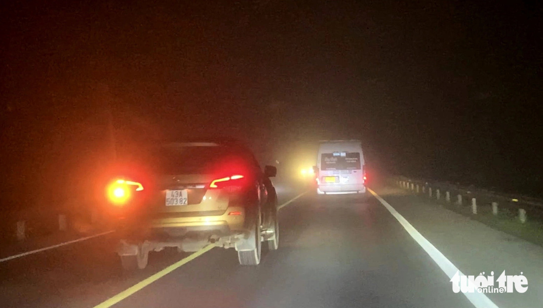 Một xe vượt sai phép trong sương mù trên cao tốc Cam Lộ - La Sơn. Ảnh chụp tại địa phận huyện Triệu Phong, Quảng Trị hướng về Đà Nẵng tối 12-2