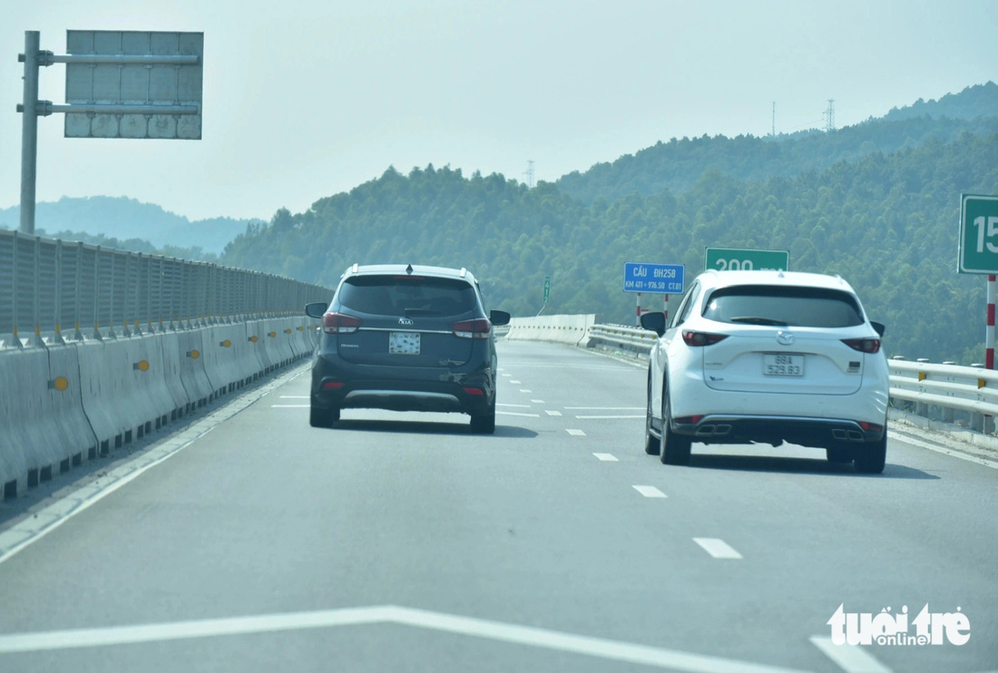 Ô tô màu đen phía trước mang biển số 14 (Quảng Ninh) nhưng phía sau lại tháo biển số để chạy vượt tốc độ cho phép trên cao tốc Nghi Sơn - Diễn Châu sáng 12-2