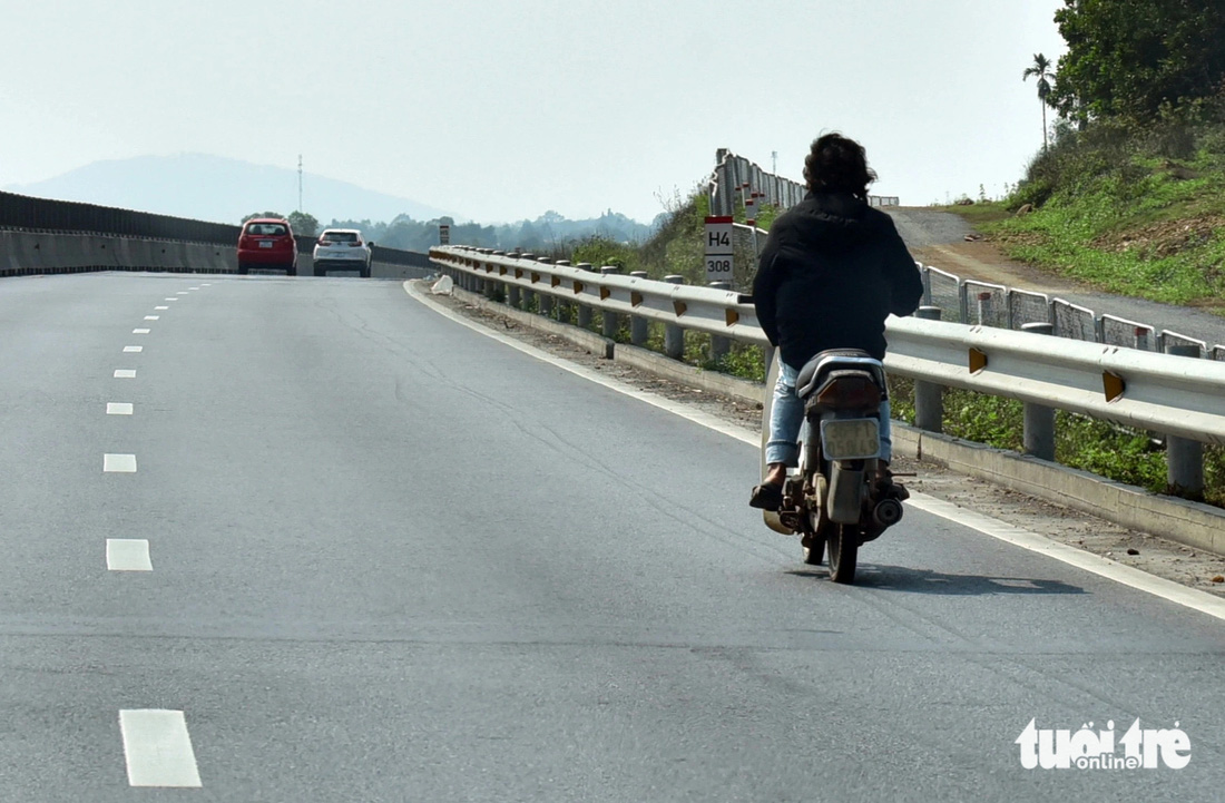 Người lái xe máy không đội mũ bảo hiểm, vô tư chạy vô cao tốc Mai Sơn - Quốc lộ 45. Ảnh chụp tại khu vực xã Hà Lĩnh, huyện Hà Trung, Thanh Hóa ngày 12-2