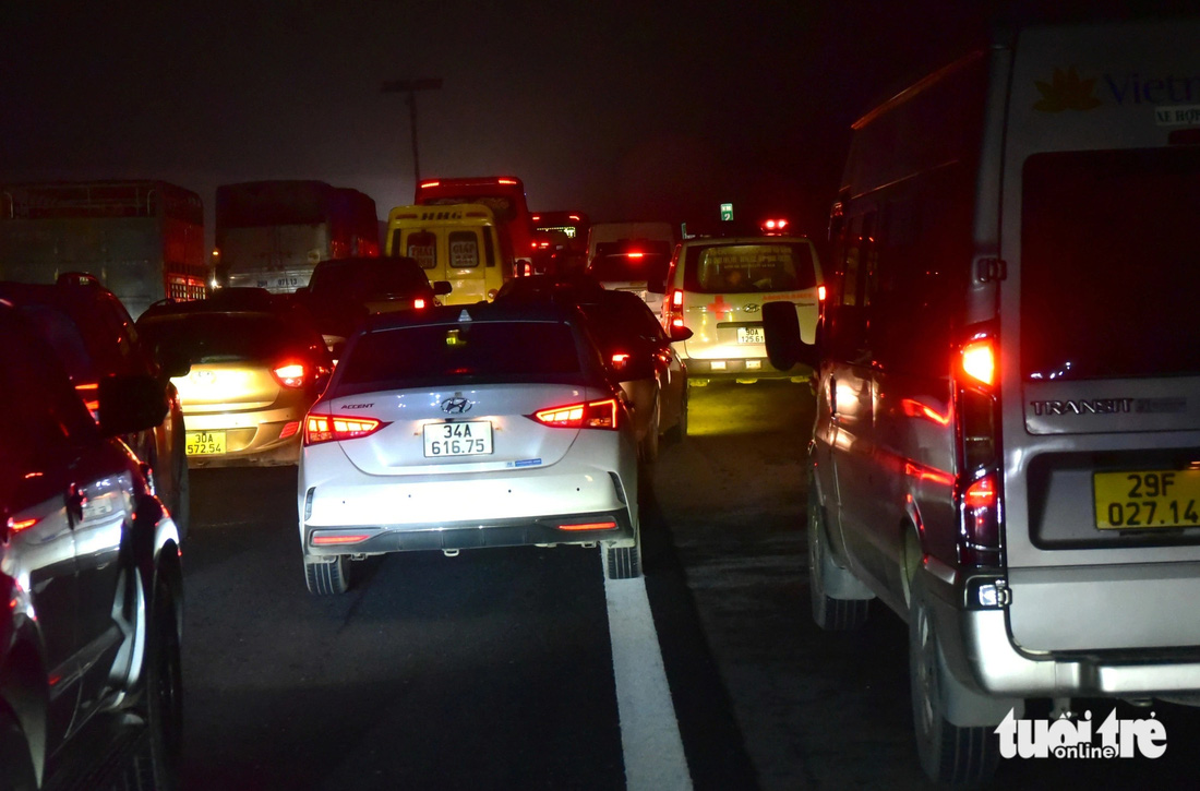 Xe cấp cứu bị kẹt giữa những chiếc xe lấn làn khẩn cấp (khi dòng xe ùn tắc do một tai nạn nhỏ) trên cao tốc Pháp Vân - Cầu Giẽ. Ảnh chụp tại địa phận Thị xã Duy Tiên, tỉnh Hà Nam hướng vào TP Hà Nội tối 6-2