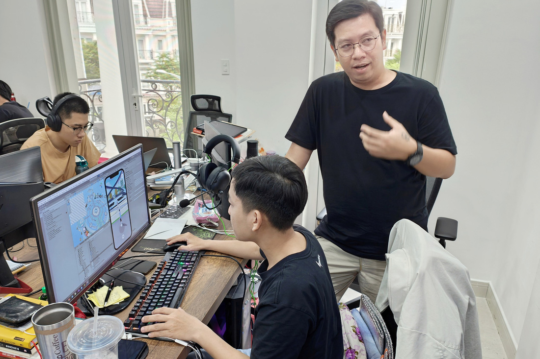 Anh Thái Thanh Liêm giới thiệu về start-up của mình - Ảnh: ĐỨC THIỆN