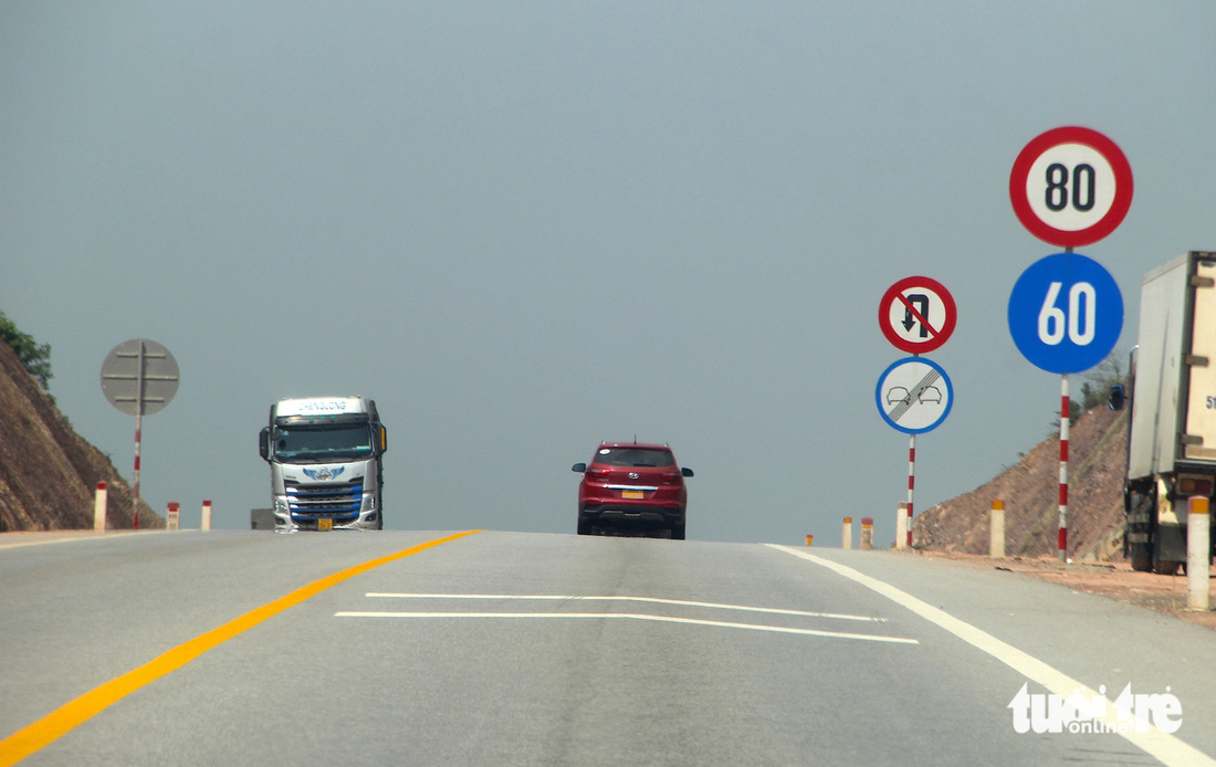 Một đoạn đường dốc trên tuyến cao tốc chưa hoàn chỉnh Hòa Liên - La Sơn - Cam Lộ (nối từ Đà Nẵng tới Quảng Trị) - Ảnh: TRƯỜNG TRUNG