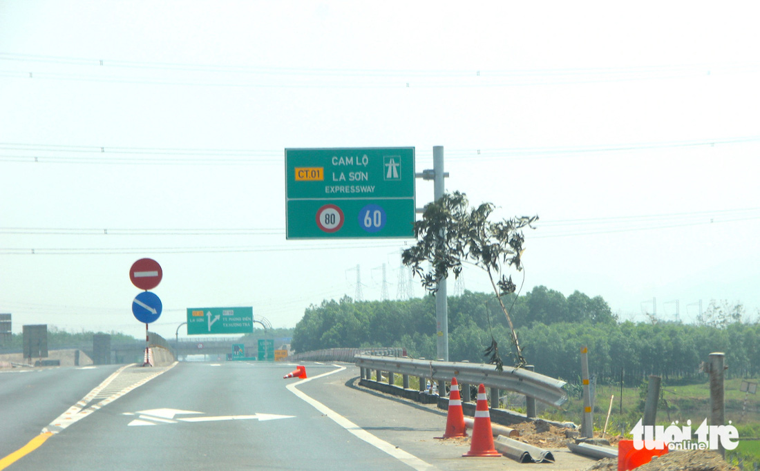 Vị trí xảy ra tai nạn khiến 3 người tử vong trên cao tốc La Sơn - Cam Lộ ngày 18-2 - Ảnh: TRƯỜNG TRUNG