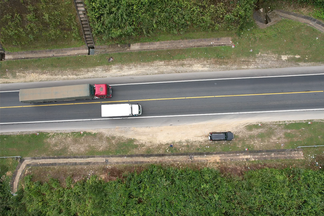 Xe đầu kéo vượt sai luật trên cao tốc hướng TP Đà Nẵng - Ảnh: B.D.