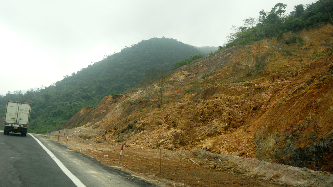 Các đoạn đường sạt lở ta luy dọc cao tốc La Sơn - Túy Loan - Ảnh: B.D.