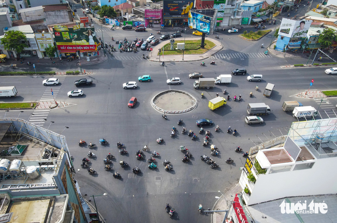 Sở Giao thông vận tải TP.HCM cho biết trong tháng 3 sẽ tháo dỡ vòng xoay tại nút giao Phạm Văn Đồng - Lê Quang Định - Ảnh: CHÂU TUẤN