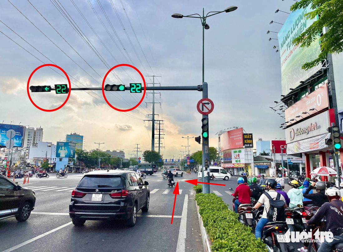 Đường Phạm Văn Đồng cho ô tô chạy tốc độ 80km/h, nhưng tại nút giao với Lê Quang Định không có đèn dành riêng cho xe rẽ trái từ Phạm Văn Đồng đi Lê Quang Định (hiện nay đi thẳng và rẽ trái cùng lúc gây ra xung đột giao thông - PV), tiềm ẩn nguy cơ mất an toàn cho người đi xe - Ảnh: CHÂU TUẤN