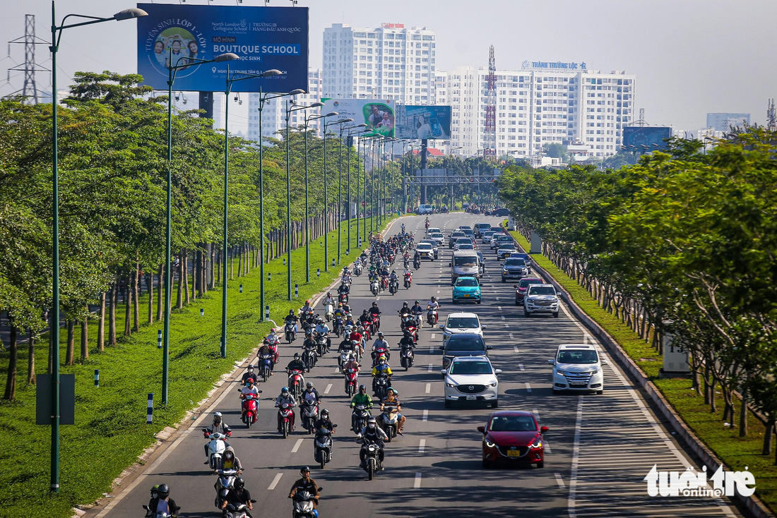 Theo Sở Giao thông vận tải TP.HCM, phần đường chính Phạm Văn Đồng đang tổ chức cho các loại ô tô chạy với tốc độ tối đa 80km/h - Ảnh: CHÂU TUẤN