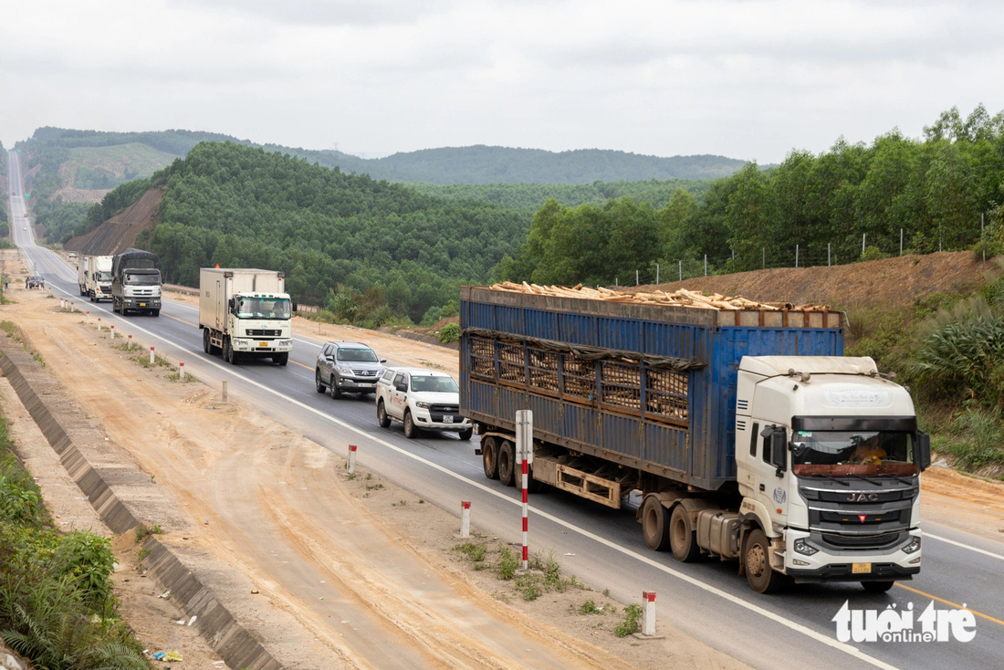 Hàng dài xe nối đuôi nhau 'bò' sau lưng một chiếc xe tải nặng trên cao tốc Cam Lộ - La Sơn - Ảnh: HOÀNG TÁO