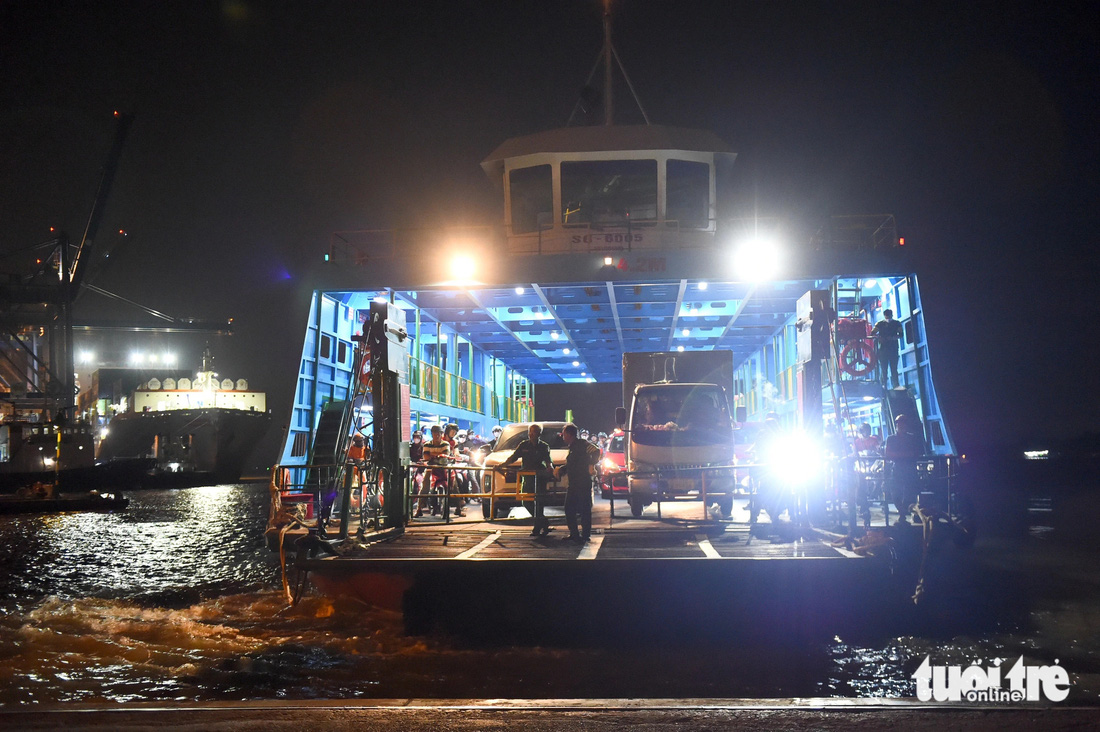 Chuyến phà đêm lúc 0h đưa người lao động từ TP.HCM sang Đồng Nai trên tuyến sông nhộn nhịp tàu bè