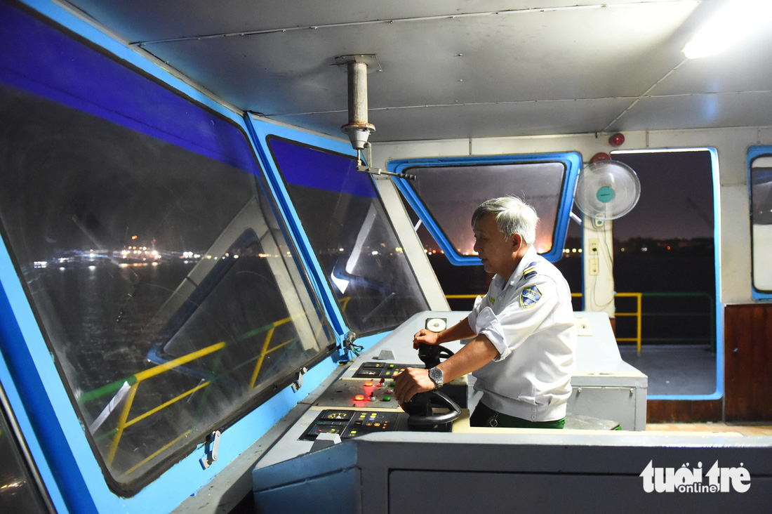Thuyền trưởng Phạm Hoàng Nhơn hơn 30 năm đưa khách sang sông chỉ mong ước những chuyến phà đêm luôn an toàn
