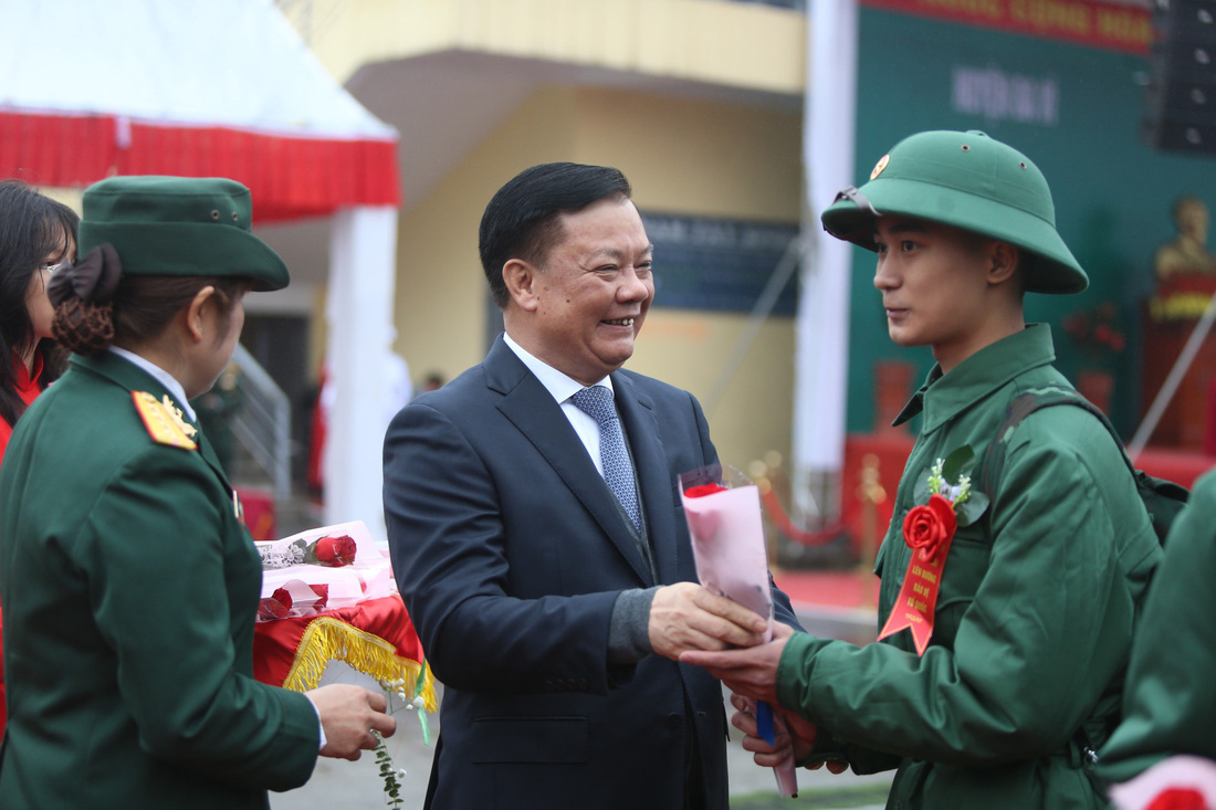 Bí thư Thành ủy Hà Nội Đinh Tiến Dũng tặng hoa các tân binh tại huyện Ba Vì - Ảnh: QUANG VIỄN