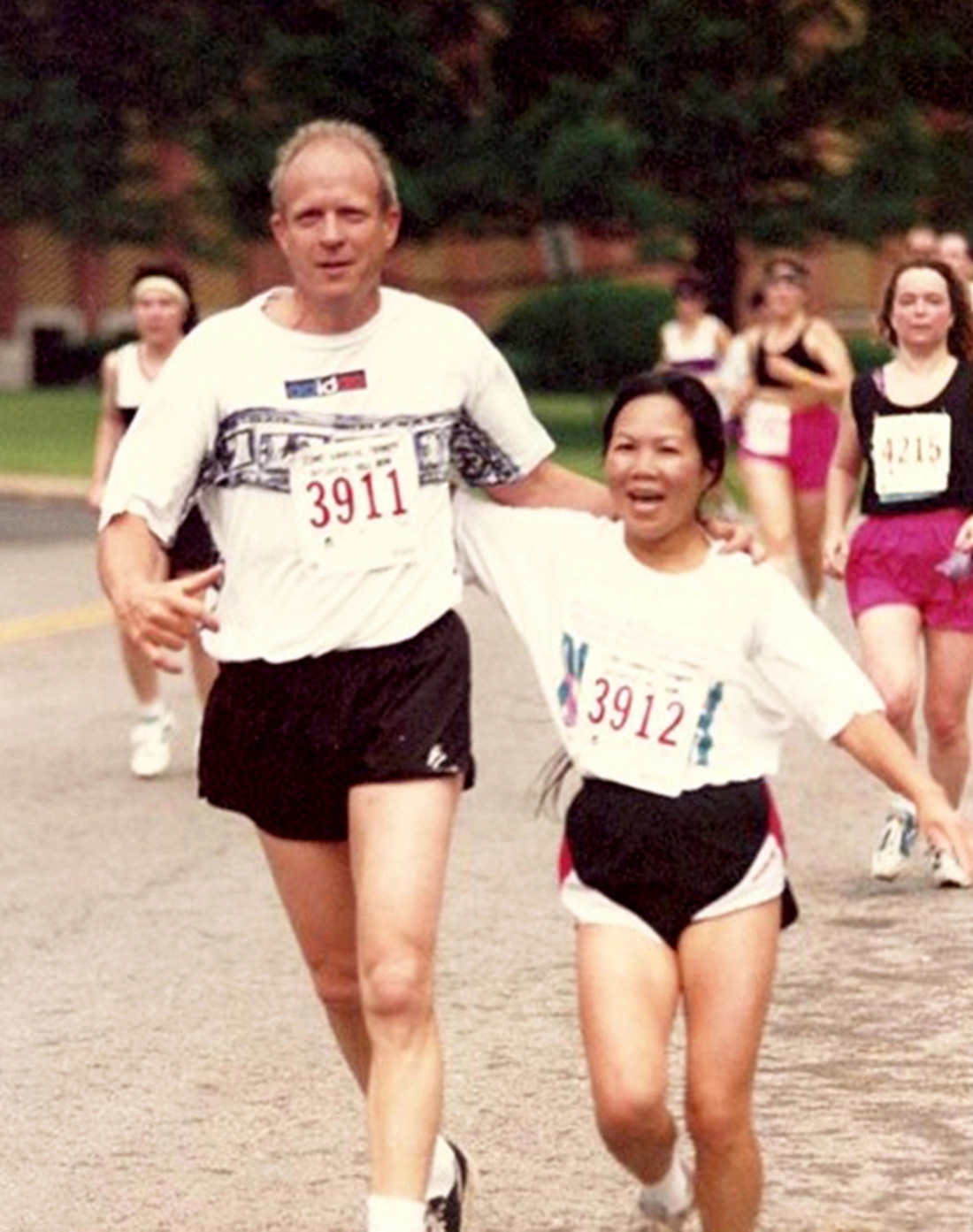 Bà Châu Smith và chồng Michael Smith tham dự cuộc thi marathon cách đây nhiều năm - Ảnh: NVCC