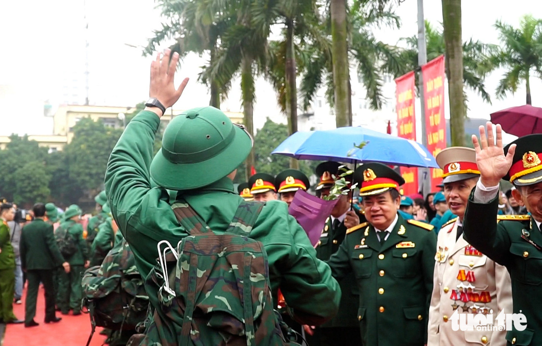 Các cựu chiến binh quận Ba Đình tiễn và động viên các tân binh 