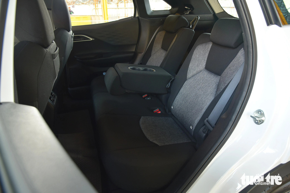Vì là bản tiêu chuẩn, cabin Mitsubishi Xforce GLX không tránh khỏi bị lược một vài trang bị, tính năng. Chẳng hạn, ghế ngồi chỉ bọc nỉ, không có hệ thống loa Yamaha, sạc không dây hay đèn trang trí nội thất. Hàng ghế sau vẫn có cửa gió điều hòa và cổng sạc riêng. Công nghệ an toàn trên bản GLX bao gồm ABS, EBD, BA, camera lùi và hệ thống 4 túi khí.