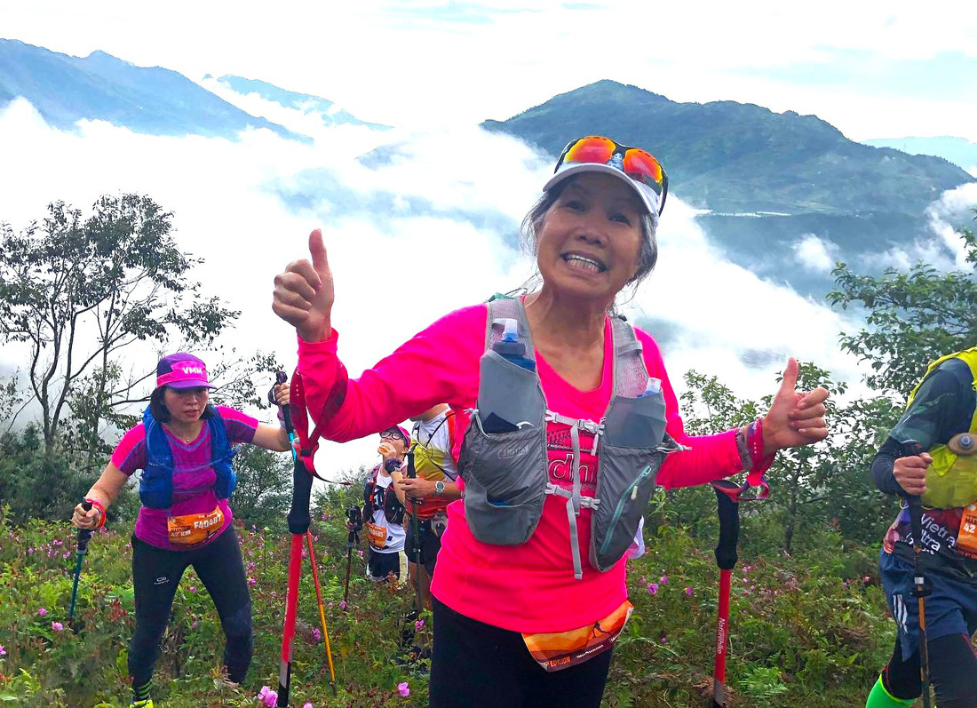 Bà Châu Smith tham dự cuộc thi marathon đường núi tại Sa Pa, Lào Cai - Ảnh: NGUYỄN ĐẠT