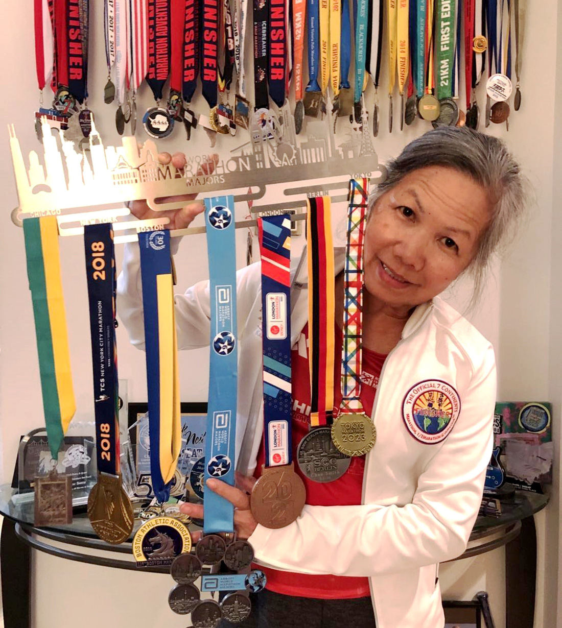 Bà Châu Smith và bộ sưu tập huy chương marathon ở 7 lục địa - Ảnh: NVCC