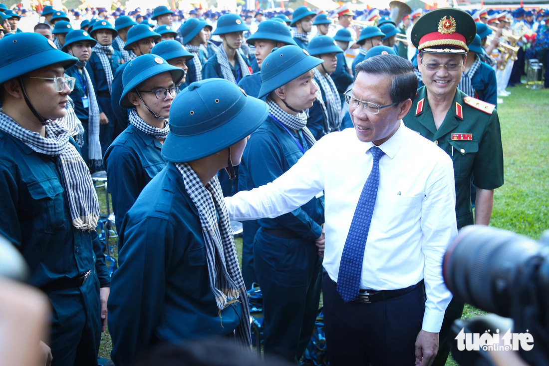 Chủ tịch UBND TP.HCM Phan Văn Mãi động viên các tân binh lên đường nhập ngũ - Ảnh: PHƯƠNG QUYÊN