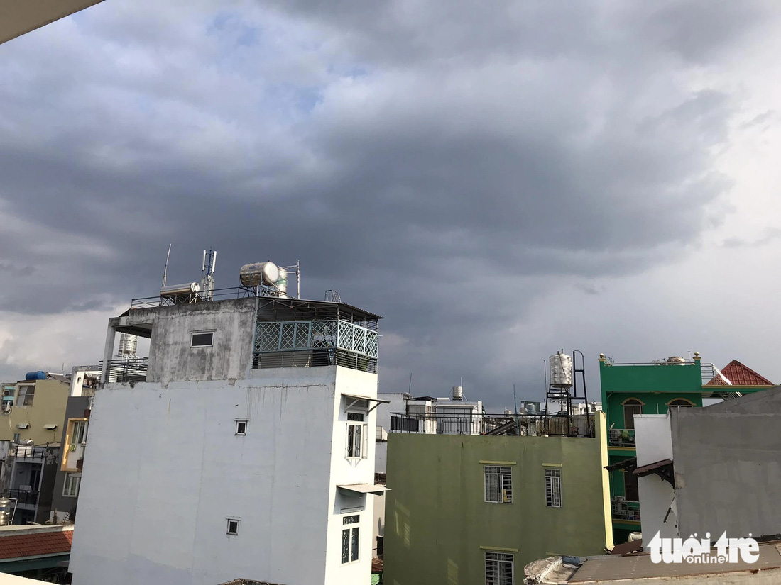 Mây đen vẫn đang kéo về, dự báo có thể mưa xuất hiện ở nhiều nơi của TP.HCM - Ảnh: Q.K.