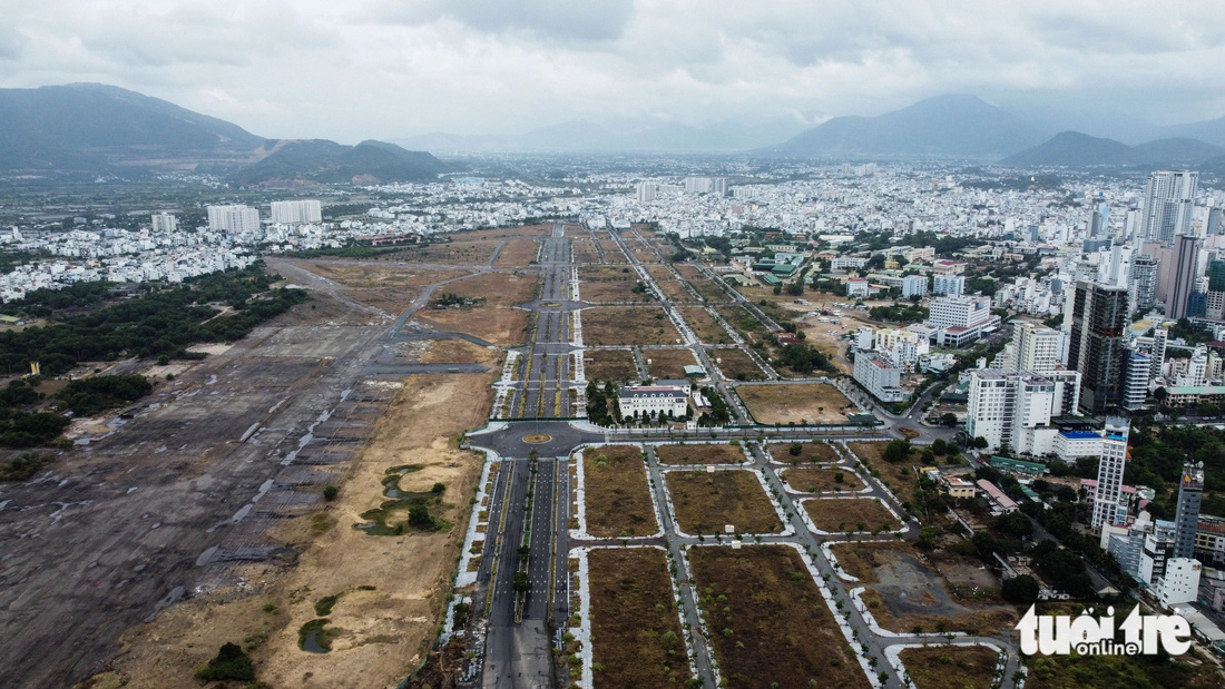 Khu vực sân bay Nha Trang (Khánh Hòa) được sử dụng làm quỹ đất thanh toán các dự án BT (xây dựng - chuyển giao) cho Tập đoàn Phúc Sơn - Ảnh: TRẦN HƯỚNG