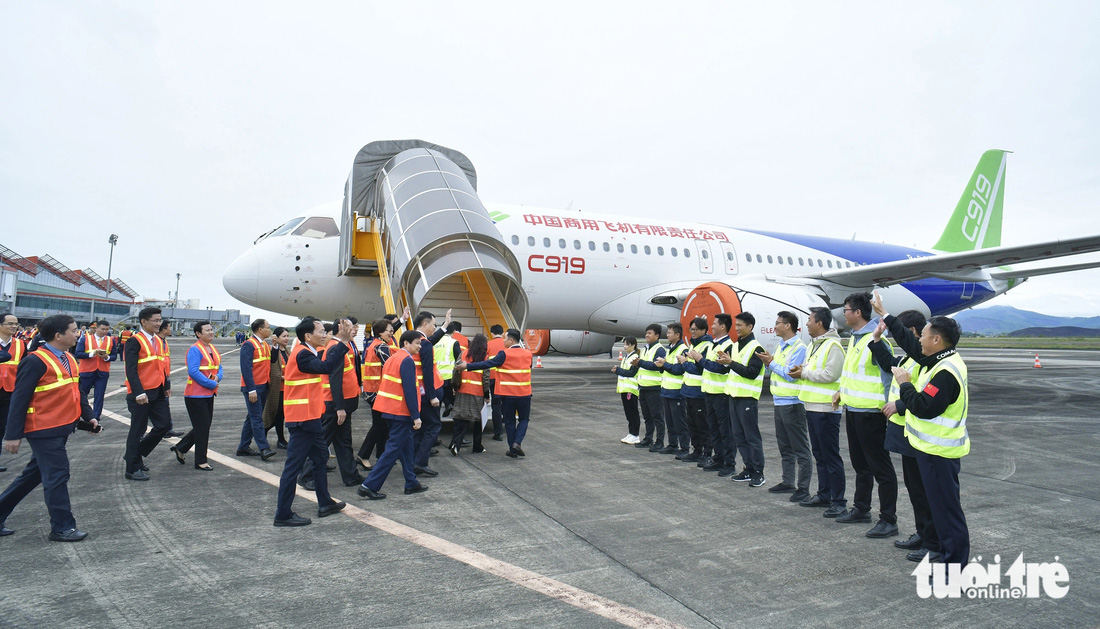 Ngày 27-2, các khách mời triển lãm đã tham quan bên trong dòng máy bay dân dụng do doanh nghiệp Trung Quốc tự thiết kế, chế tạo - Ảnh: T.DƯƠNG