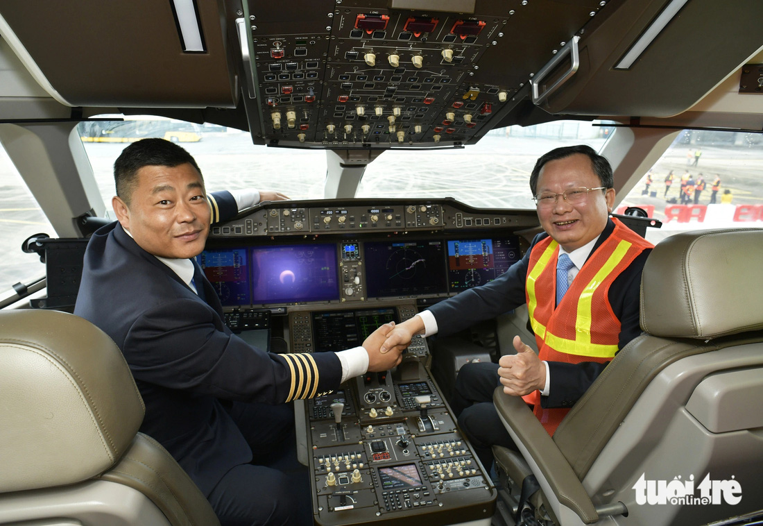 Ông Cao Tường Huy - chủ tịch UBND tỉnh Quảng Ninh (bên phải) - bên trong khoang lái máy bay của Trung Quốc - Ảnh: T.DƯƠNG