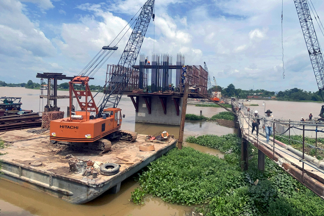 Công nhân thi công xây dựng cầu Bạch Đằng 2 nối Đồng Nai với Bình Dương - Ảnh: A LỘC