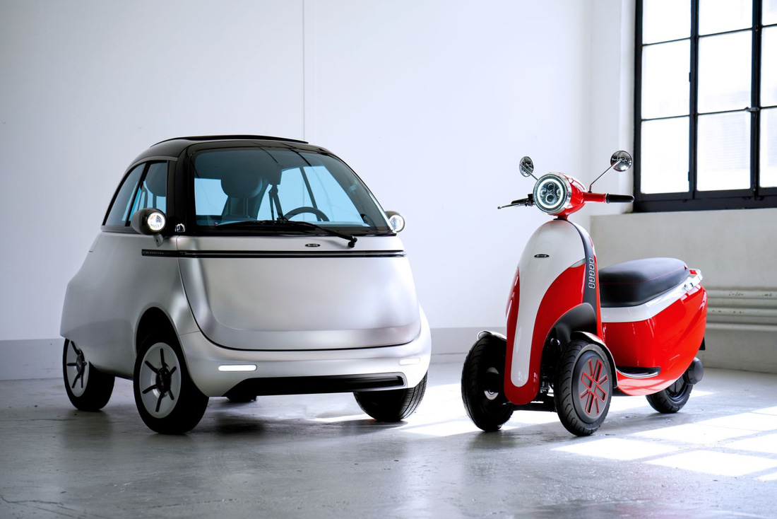 Microlino (trái) là một mẫu xe khá được chào đón tại châu Âu với kích thước nhỏ gọn và giá bán ổn so với xe 4 bánh chạy điện nói chung - Ảnh: Micro