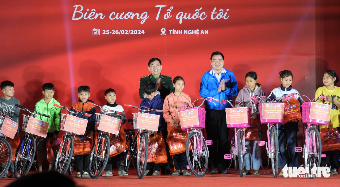 Những chiếc xe đạp đã được trao tặng cho các em học sinh ở biên giới