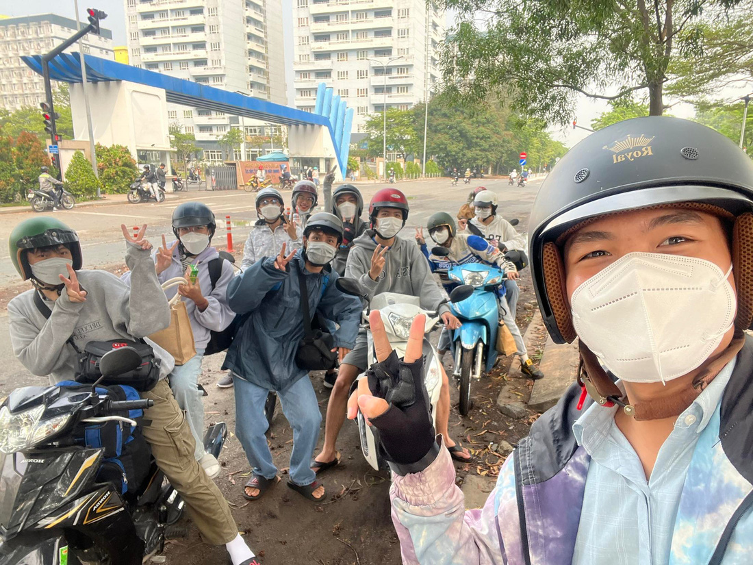 Nguyễn Việt và nhóm bạn xuất phát phượt Tết vui xuân - Ảnh: NVCC