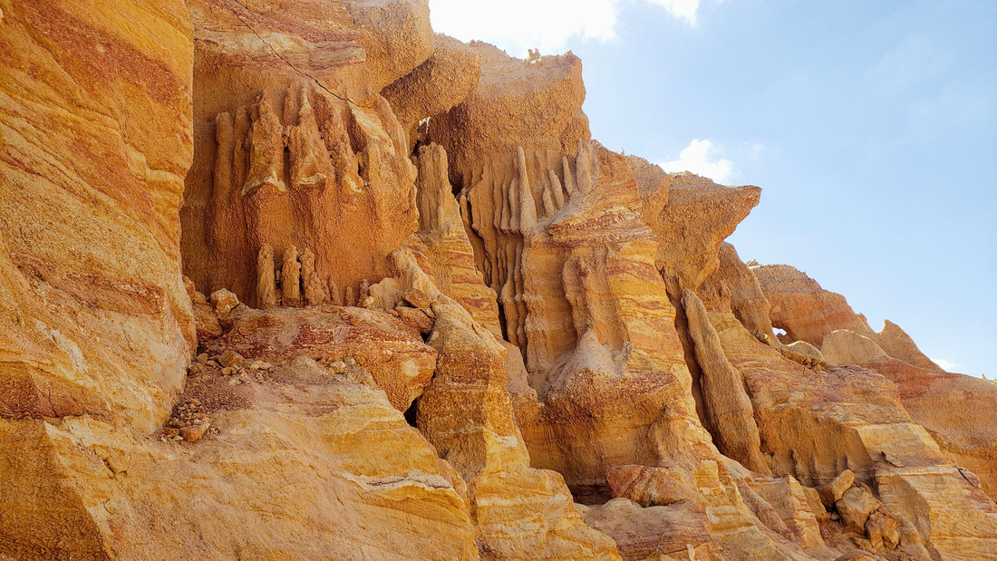 Một vách đá có hình thù kỳ lạ ở Gia Lai - Ảnh: TRẦN NAM