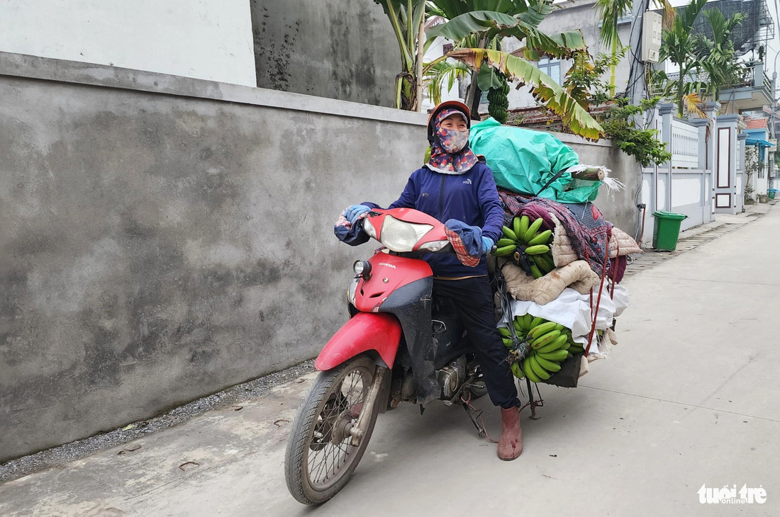 Thương lái phấn khởi vì mua được chuối những ngày Tết gần kề - Ảnh: T. THẮNG