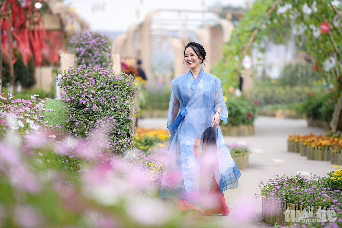 Nữ diva Hồng Nhung trải nghiệm Tết Việt tại đường hoa Home Hanoi Xuan 2024 - Ảnh: NAM TRẦN