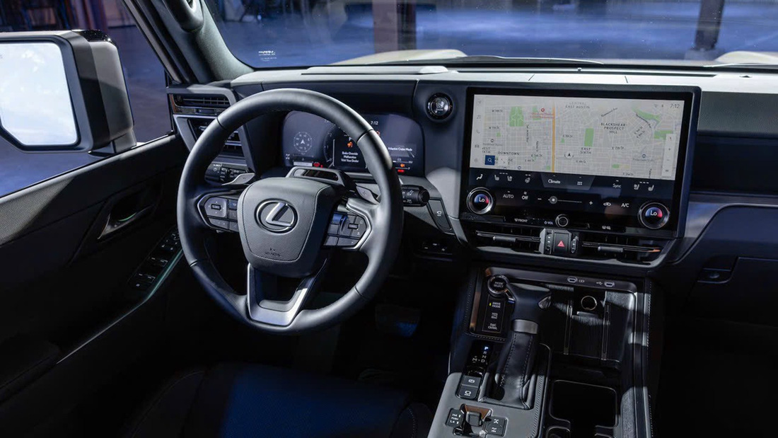 Bên trong nổi bật với màn hình giải trí 14 inch, hệ thống âm thanh 21 loa, cửa sổ trời toàn cảnh và vô-lăng được trợ lực điện - Ảnh: Lexus