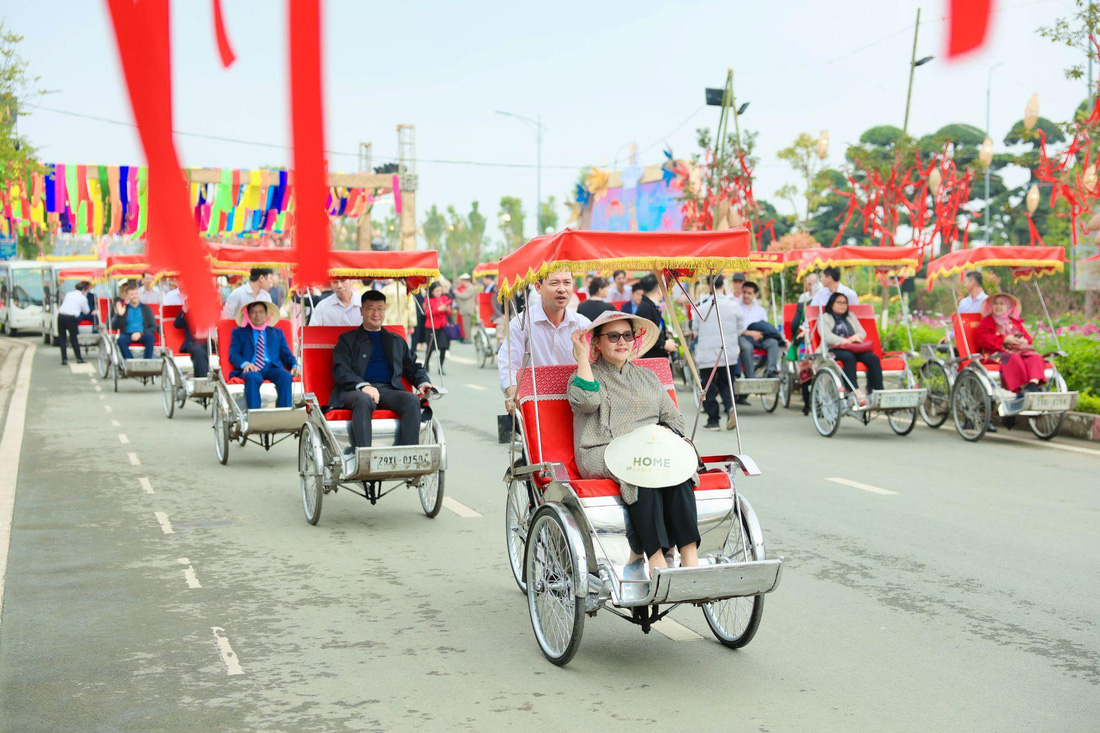 Khám phá đường hoa bằng xích lô là sở thích của các đại biểu và du khách quốc tế khi đến với Home Hanoi Xuan trong nhiều năm qua - Ảnh: Quang Anh