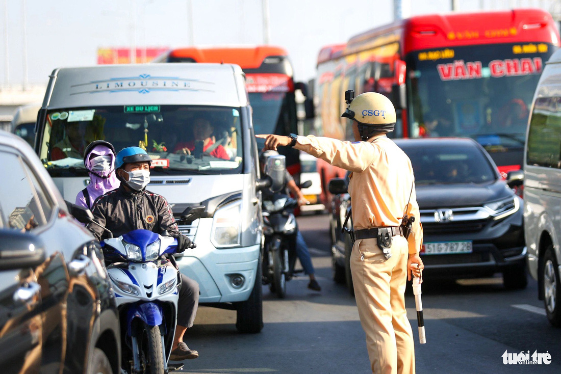 Lực lượng cảnh sát gio thông túc trực tại các giao lộ để hướng dẫn người dân đi lại