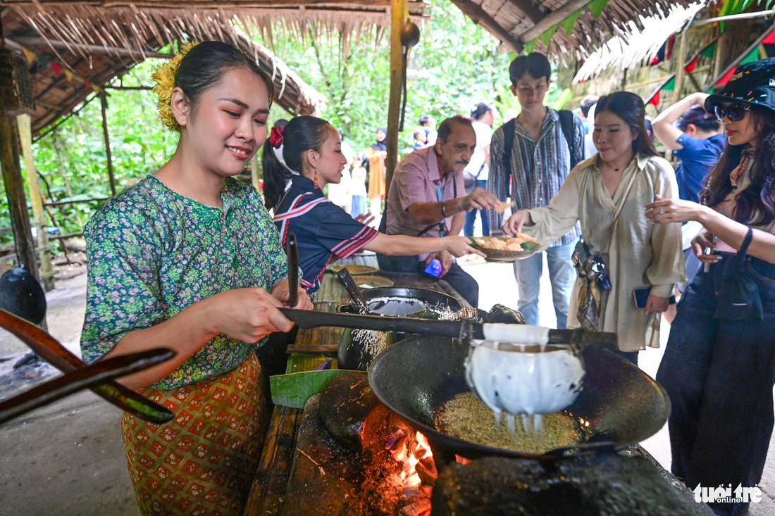 Thưởng thức các loại bánh truyền thống ở làng văn hóa Mari Mari