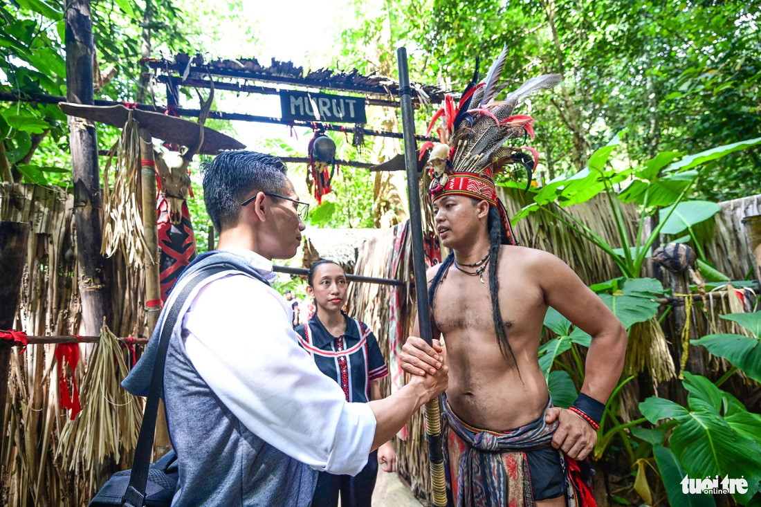 Du khách phải trải qua một số thử thách, phải trả lời một số câu hỏi, làm quen với các bộ tộc trước khi vào làng văn hóa Mari Mari