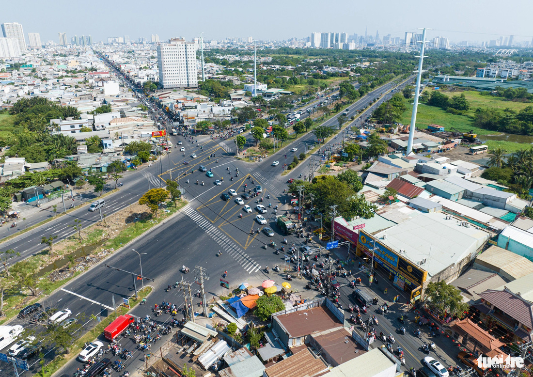 Tại ngã tư Nguyễn Văn Linh - quốc lộ 50 rất đông. Hướng đi quận 8 cũng xảy ra tình trạng ùn ứ giao thông