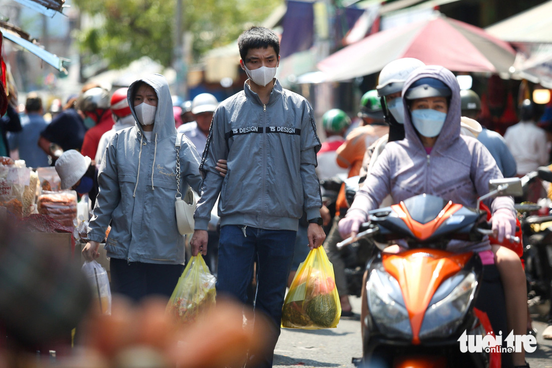 Người dân đội nắng khệ nệ sắm Tết ở chợ Bình Tây (quận 6) trưa 25 tháng chạp