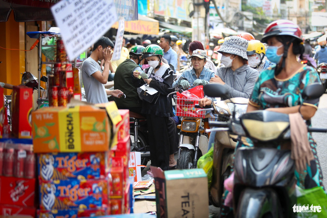 Tại chợ Bà Chiểu (quận Bình Thạnh), người dân cũng tranh thủ sắm các mặt hàng như: nước ngọt, giỏ quà Tết...