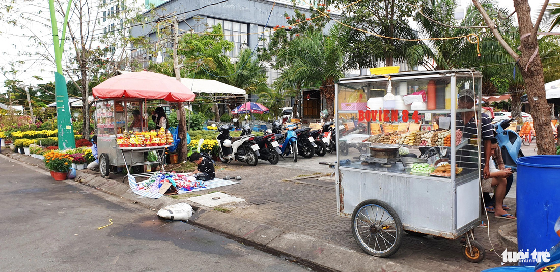 Nhiều vị trí ở TP Cà Mau chật kín hoa vào dịp Tết, năm nay phải bỏ trống hoặc cho những người bán bò viên, nước mía bán cầm chừng - Ảnh: THANH HUYỀN