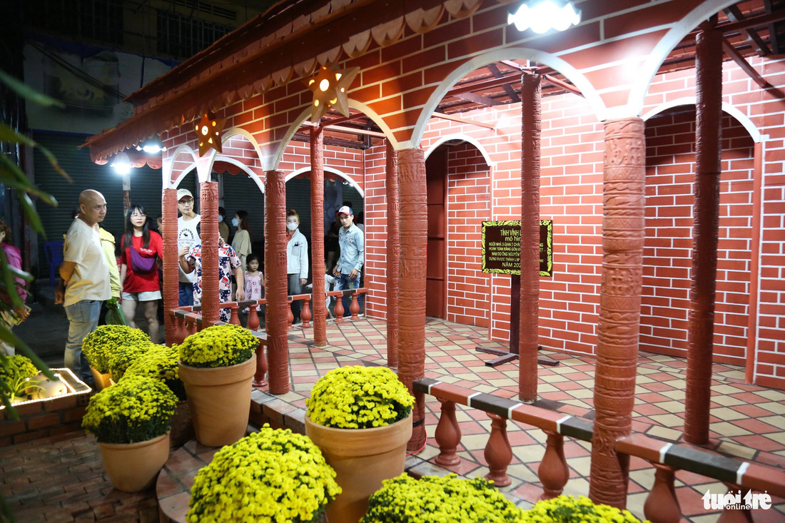 Nhà cổ Vĩnh Long thu hút sự chú ý của khách tham quan - Ảnh: PHƯƠNG QUYÊN